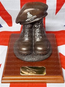 Royal Artillery Regiment Presentation Boot & Beret Figure Mahogany base